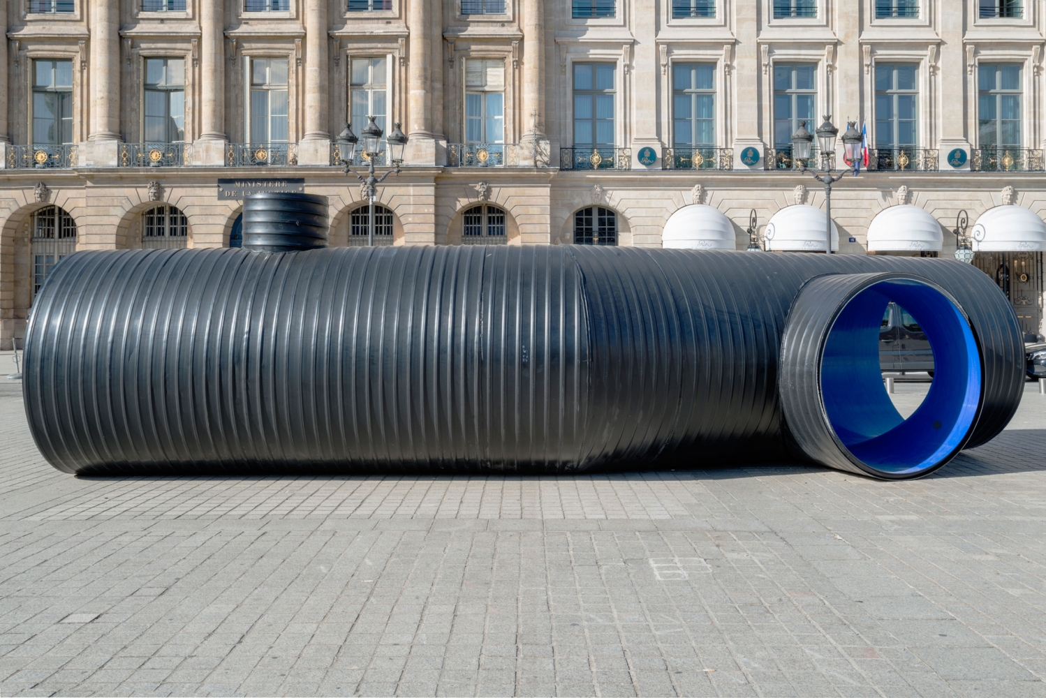 Oscar Tuazon
Life Prototype, 2017
One of four elements in&amp;nbsp;Une Colonne d&amp;#39;Eau, 2017
Thermoplastic hoses, tree trunks
105 2/3&amp;nbsp;x&amp;nbsp;82 3/4 x 341 inches
(268&amp;nbsp;x 210 x 989 cm)
Installation view
Place Vend&amp;ocirc;me, Paris&amp;nbsp;(October 16 &amp;ndash; November 9, 2017)
Photograph by Marc Domage