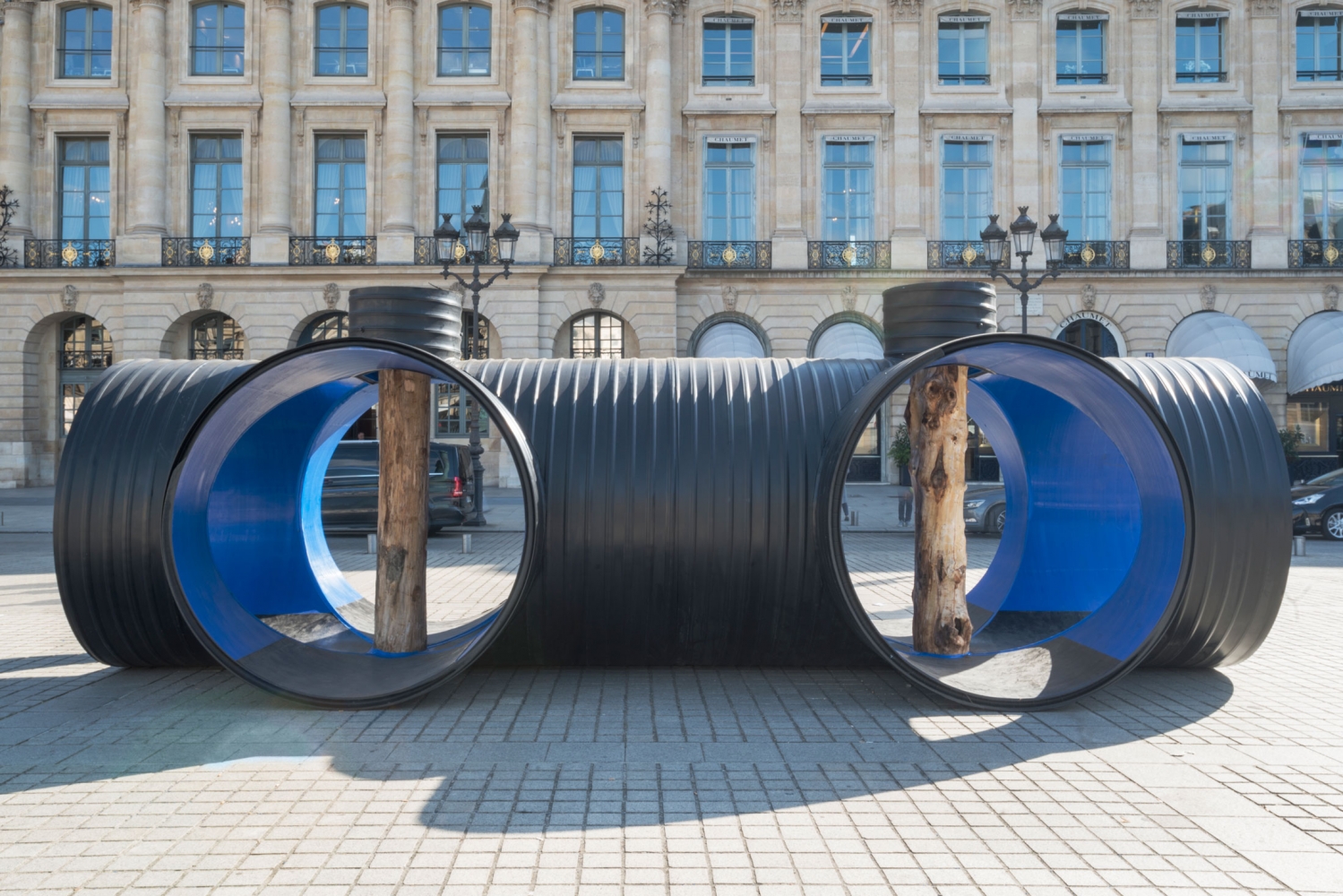 Oscar Tuazon
Water Column, 2017
One of four elements in&amp;nbsp;Une Colonne d&amp;#39;Eau, 2017
Thermoplastic hoses, tree trunks
105 2/3 x 82 3/4 x 315 inches
(268 x 210 x 800 cm)
Installation view
Place Vend&amp;ocirc;me, Paris (October 16&amp;nbsp;&amp;ndash; November 9, 2017)
Photograph by Marc Domage