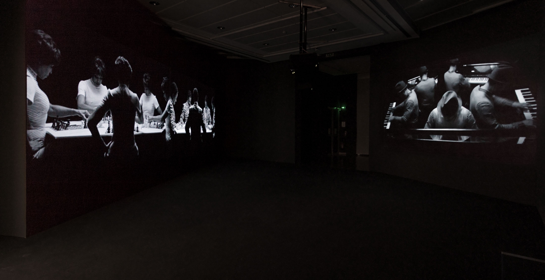 Lorna Simpson
Chess, 2013
HD video installation with three projections, black and white, sound
Duration: 10 minutes, 25 seconds
Musical composition and performance by Jason Moran
Installation view: Jeu de Paume, Paris, 2013
Courtesy of the artist