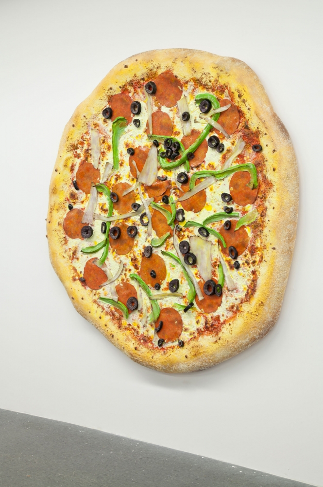 Tom Friedman
Untitled (Pizza), 2013
Styrofoam and paint
86 x 86 x 5 inches
(218.44 x 218.44 x 12.7 cm)
