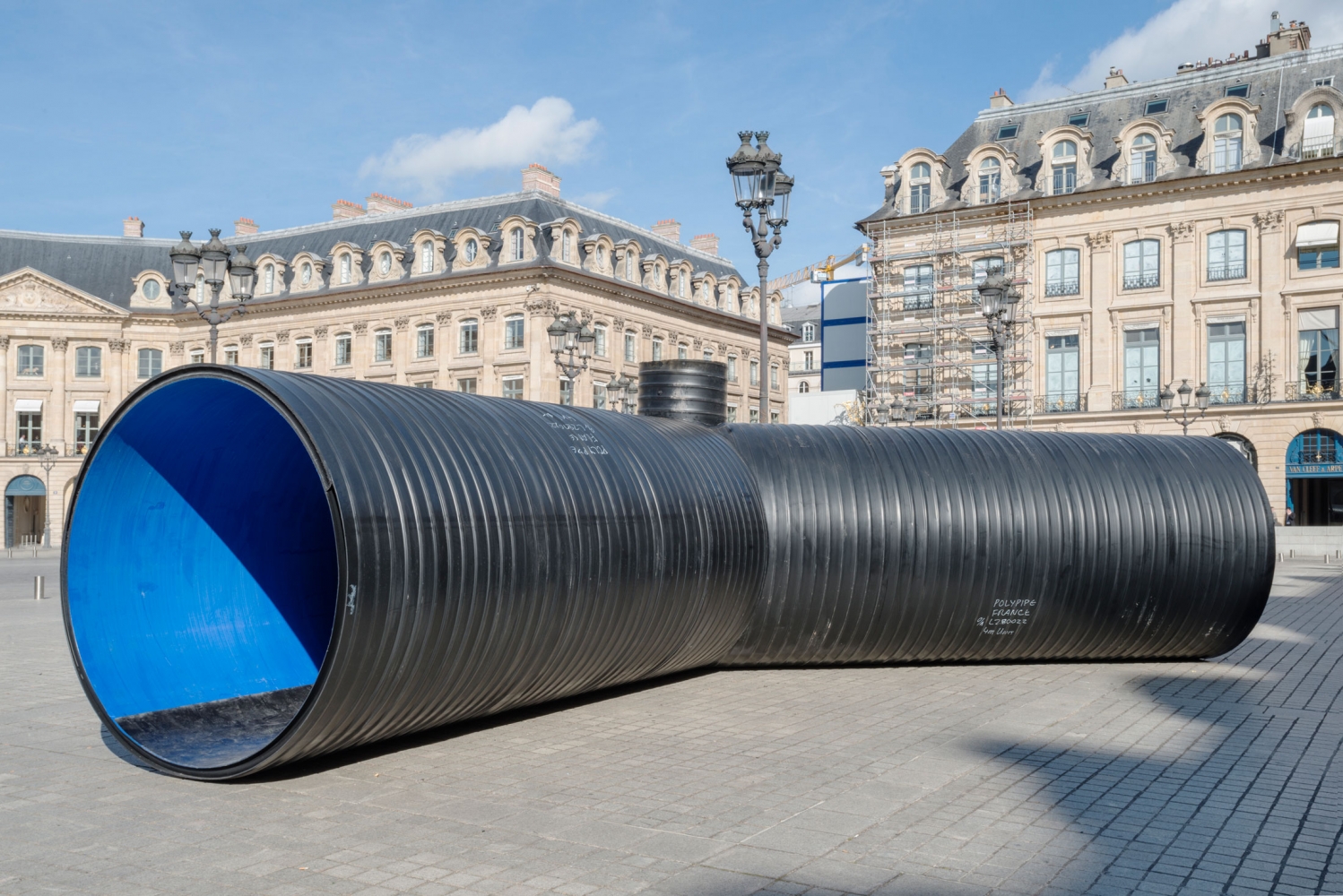 Oscar Tuazon
Sun Riot, 2017
One of four elements in&amp;nbsp;Une Colonne d&amp;#39;Eau, 2017
Thermoplastic hoses, tree trunks
105 2/3 x 82 3/4 x 392 1/10 inches
(268 x 210 x 996 cm)
Installation view
Place Vend&amp;ocirc;me, Paris (October 16 &amp;ndash; November 9, 2017)
Photograph by Marc Domage