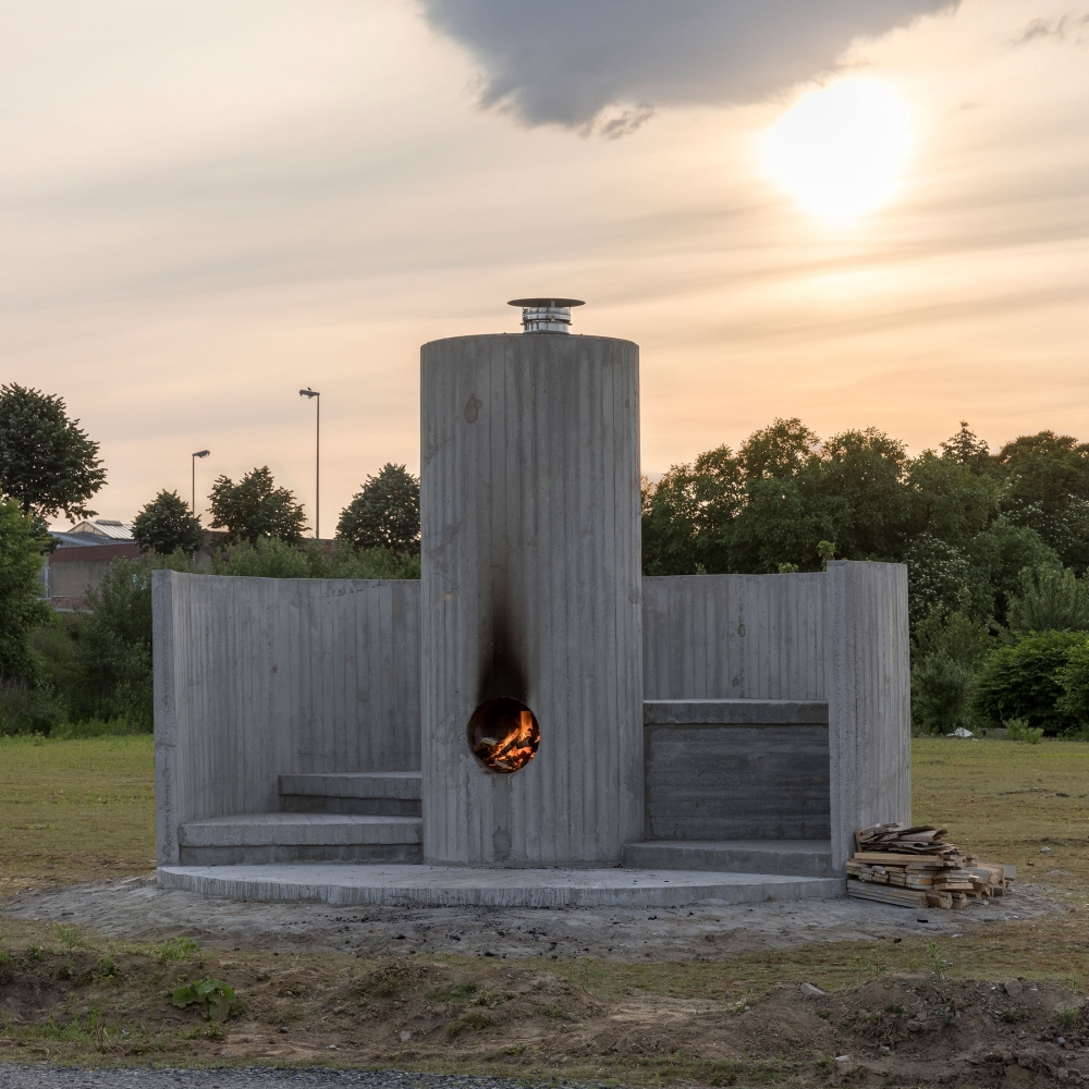 Oscar Tuazon
Burn the Formwork (Fire Buidling), 2017
Concrete, wood, fire
Skulptur Projecte M&amp;uuml;nster
&amp;copy; Skulptur Projekte 2017, Photo: Henning Rogge

&amp;nbsp;