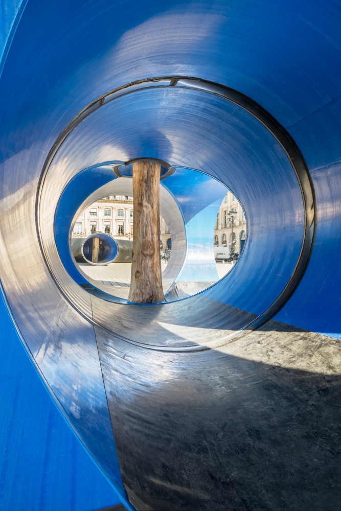 Oscar Tuazon
Water Column, 2017
One of four elements in&amp;nbsp;Une Colonne d&amp;#39;Eau, 2017
Thermoplastic hoses, tree trunks
105 2/3 x 82 3/4 x 315 inches
(268 x 210 x 800 cm)
Installation view
Place Vend&amp;ocirc;me, Paris (October 16&amp;nbsp;&amp;ndash;&amp;nbsp;November 9, 2017)
Photograph by Marc Domage
