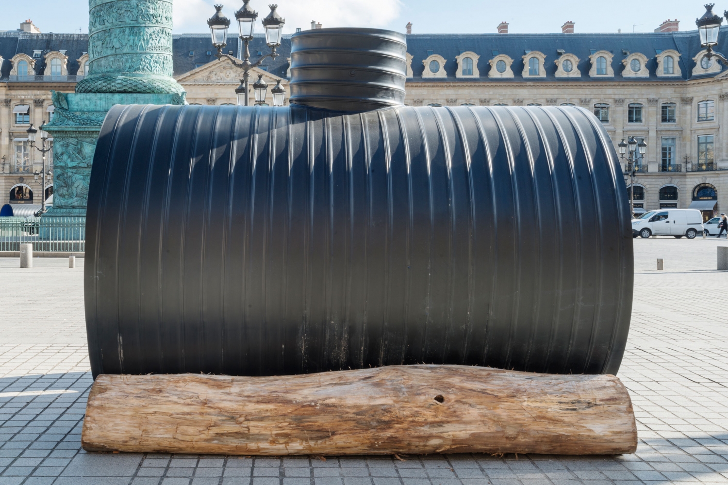 Oscar Tuazon

Rainwater, 2017

One of four elements in&amp;nbsp;Une Colonne d&amp;#39;Eau, 2017

Thermoplastic hoses, tree trunks

105 2/3&amp;nbsp;x 82 3/4 x 122 1/10 inches

(268&amp;nbsp;x 210&amp;nbsp;x 310 cm)

Installation view

Place Vend&amp;ocirc;me, Paris (October 16 &amp;ndash; November 9, 2017)

Photograph by Marc Domage